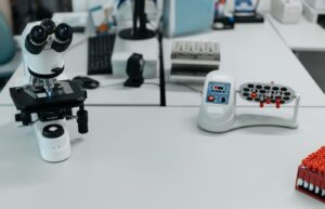 Laboratuvarda mikroskop ve kan örneği analizi