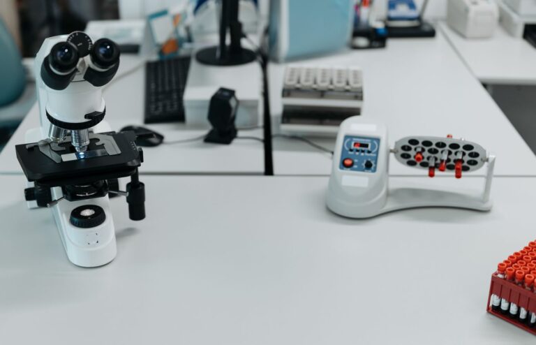 Laboratuvarda mikroskop ve kan örneği analizi